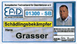 Ausweis eines geprüften Schädlingsbekämpfers mit Lichtbild und Zertifikat.